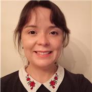 Profesora de apoyo escolar para estudiantes de básicas primaria